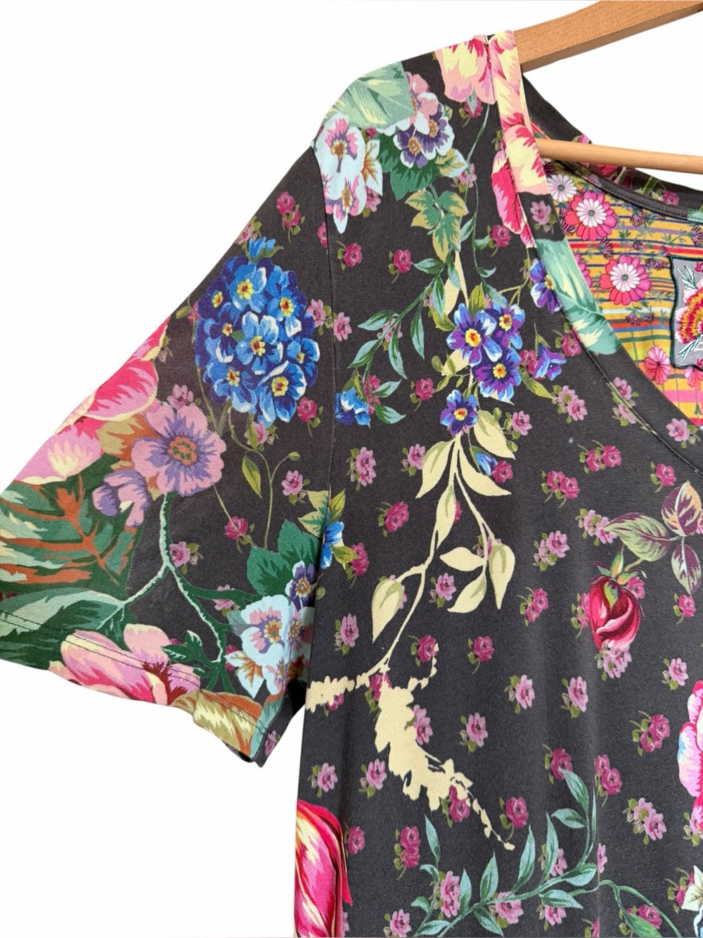 Johnny Was Naomi Favorite Border S/S V-neck Slim Tee - Picture 5 of 12